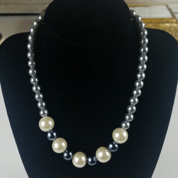 Agatha, Gray and white faux pearl necklace - Picture 2 of 4